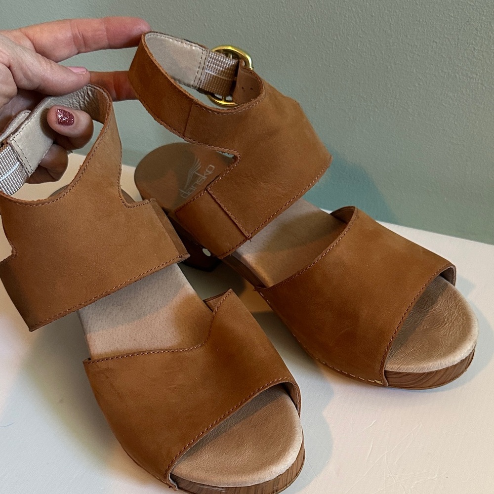Dansko I Tan Leather Sandals